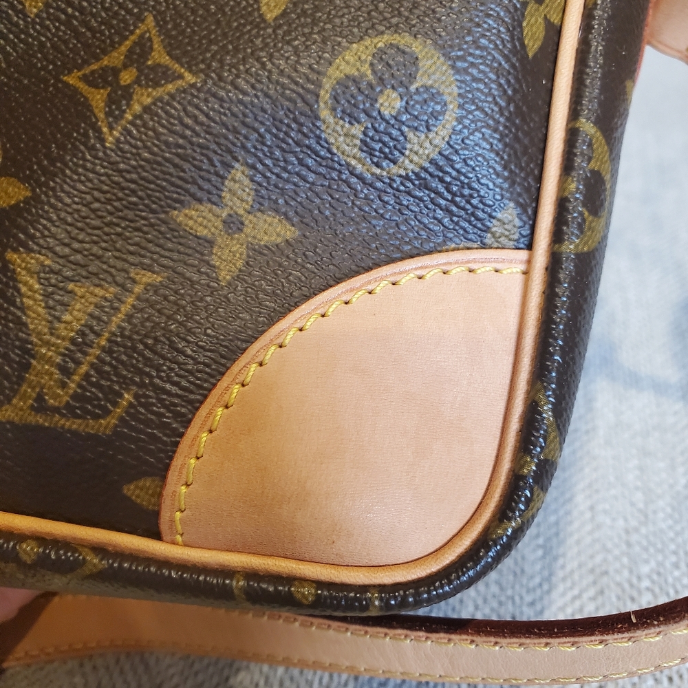 Authentic Louis Vuitton purse - Picture 5 of 15
